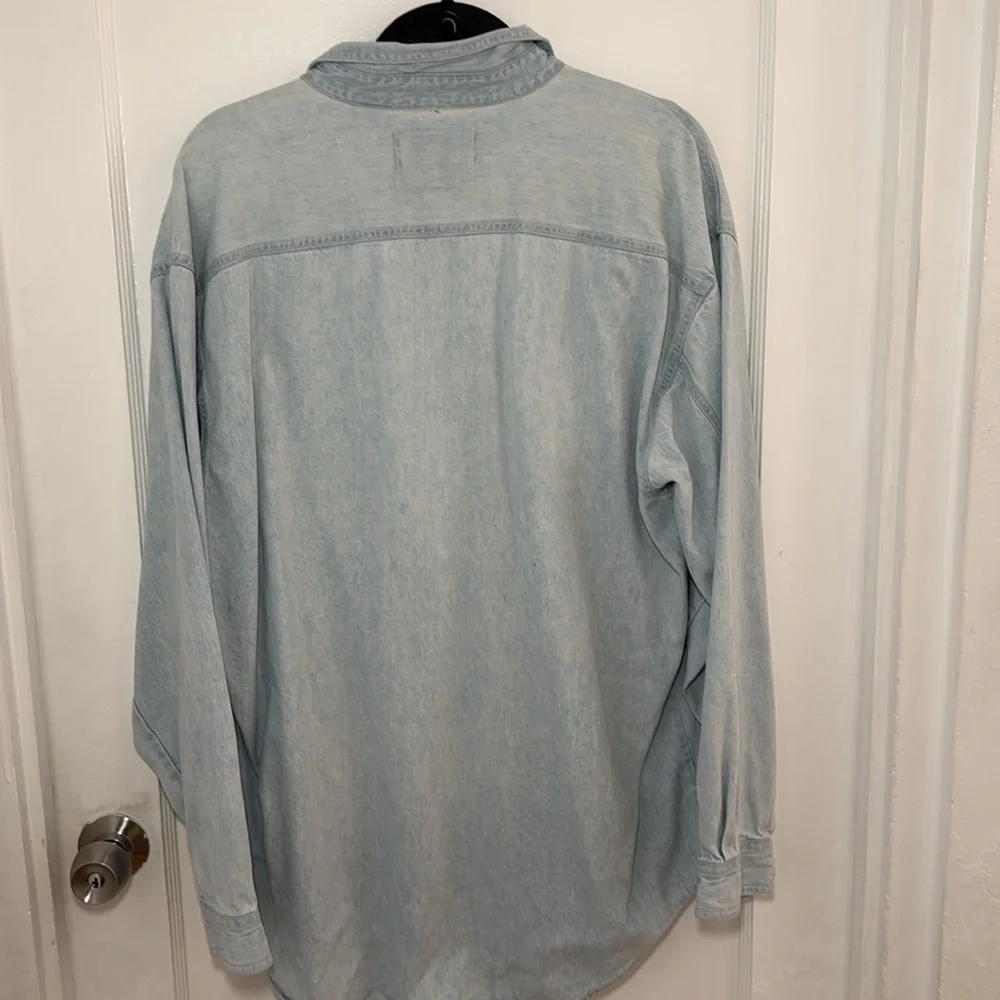 Vintage Levi’s Light Wash Denim Shirt – Made in USA Era size L